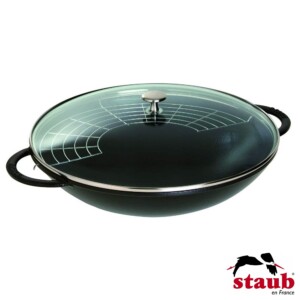 Wok 37cm Preta Staub Specialties de Ferro Fundido com Tampa de Vidro