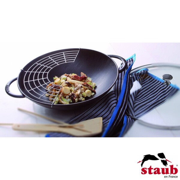 Wok 37cm Preta Staub Specialties de Ferro Fundido com Tampa de Vidro