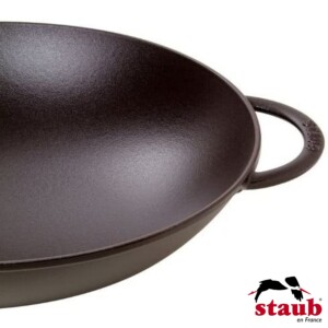 Wok 37cm Preta Staub Specialties de Ferro Fundido com Tampa de Vidro