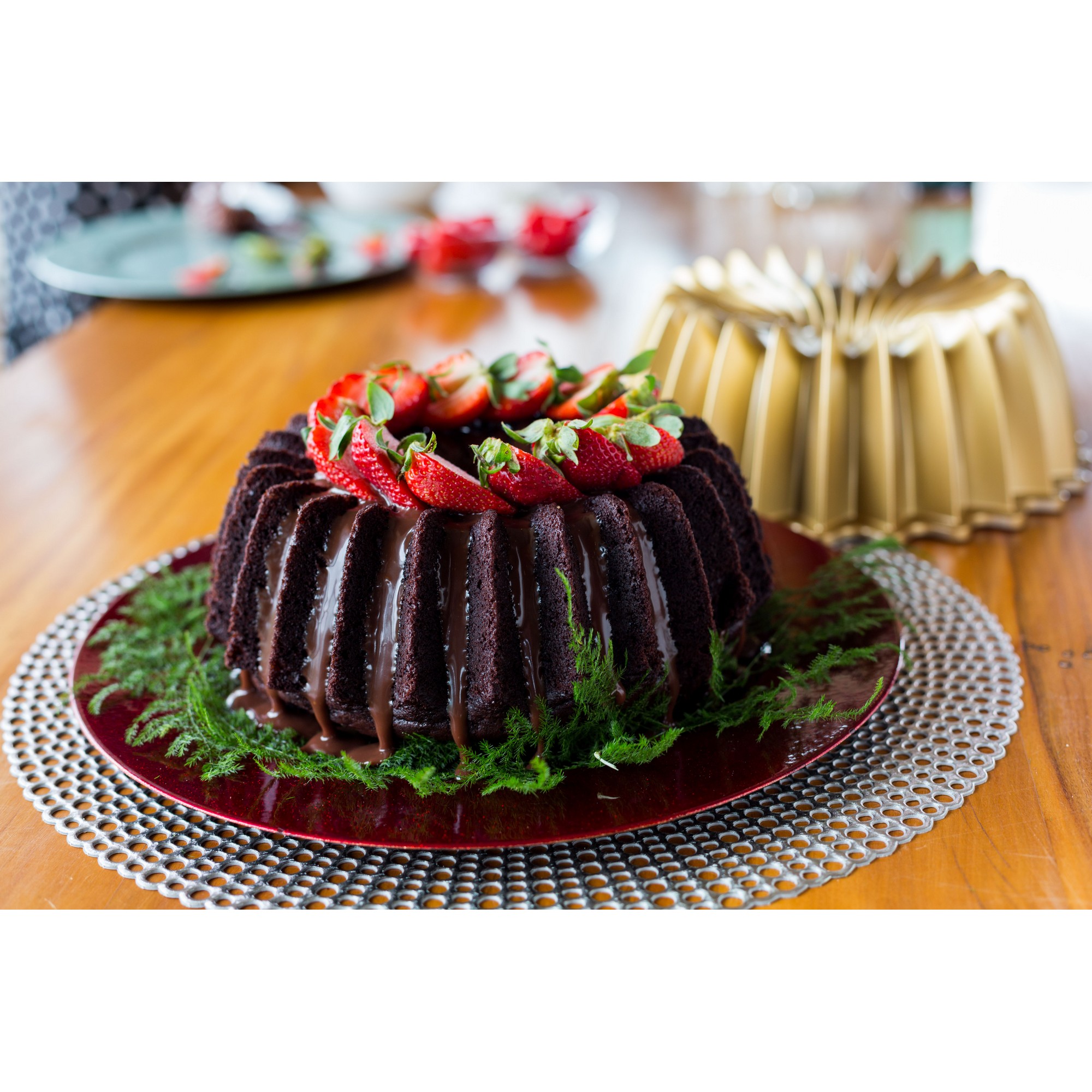 https://www.viavalor.com.br/wp-content/uploads/2020/11/forma-para-bolo-nordic-ware-brilliance-bundt-redonda-26cm-dourada-de-aluminio-fundido_nw-85777_06.jpg