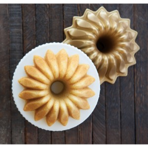 Fôrma para Bolo Nordic Ware Lotus Bundt Redonda 22cm Dourada de Alumínio Fundido