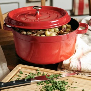 Caçarola Redonda 26cm Cereja Staub La Cocotte de Ferro Fundido